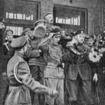 Kornilov è salutato dai suoi ufficiali dopo essere stato nominato capo dell'esercito, luglio 1917.