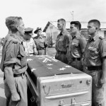I soldati australiani tengono una cerimonia per onorare un collega caduto, 1965